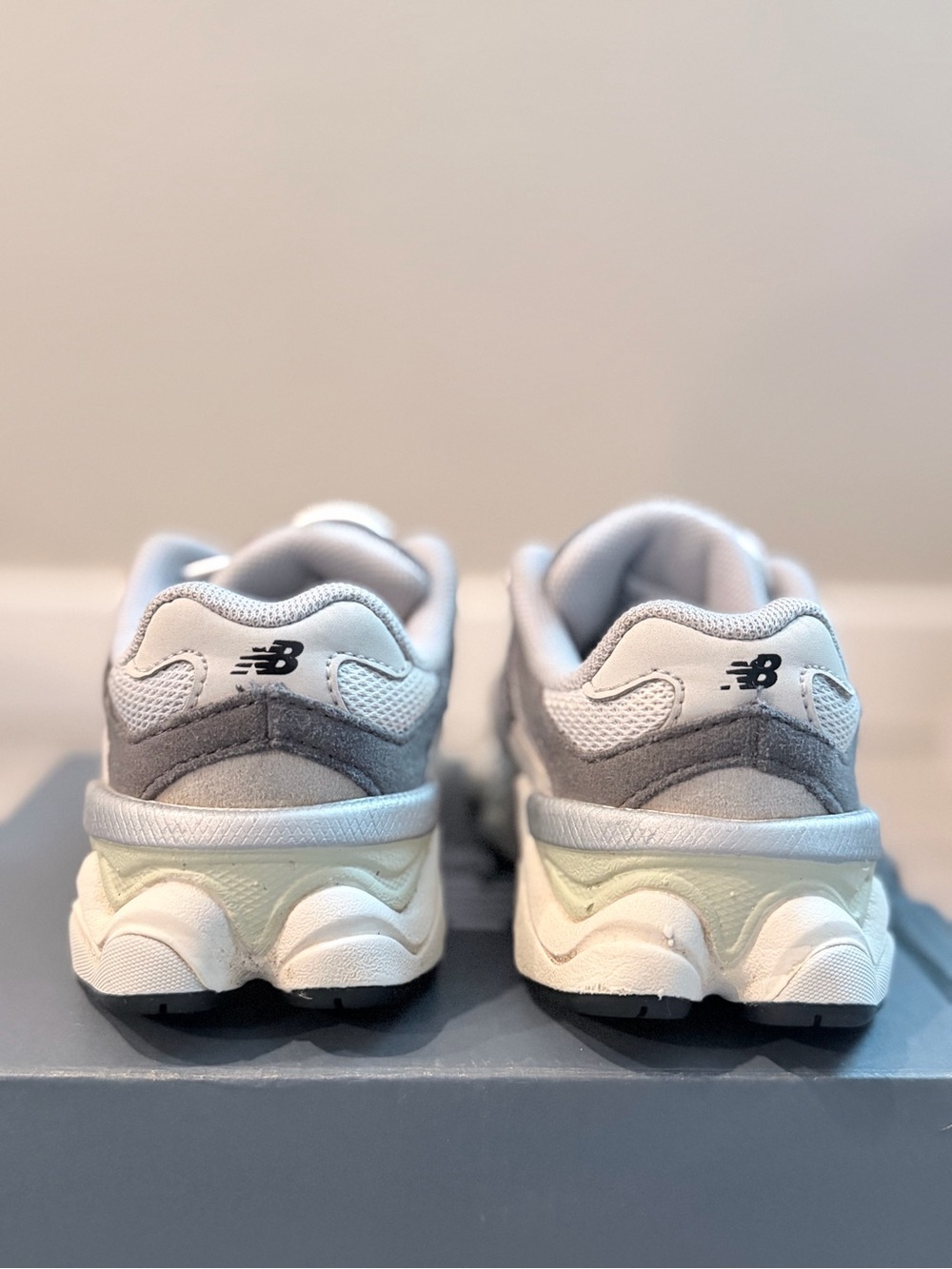 New Balance 9060 Kids Gray, White & Maroon Sneakers size 7 - Picture 6 of 8